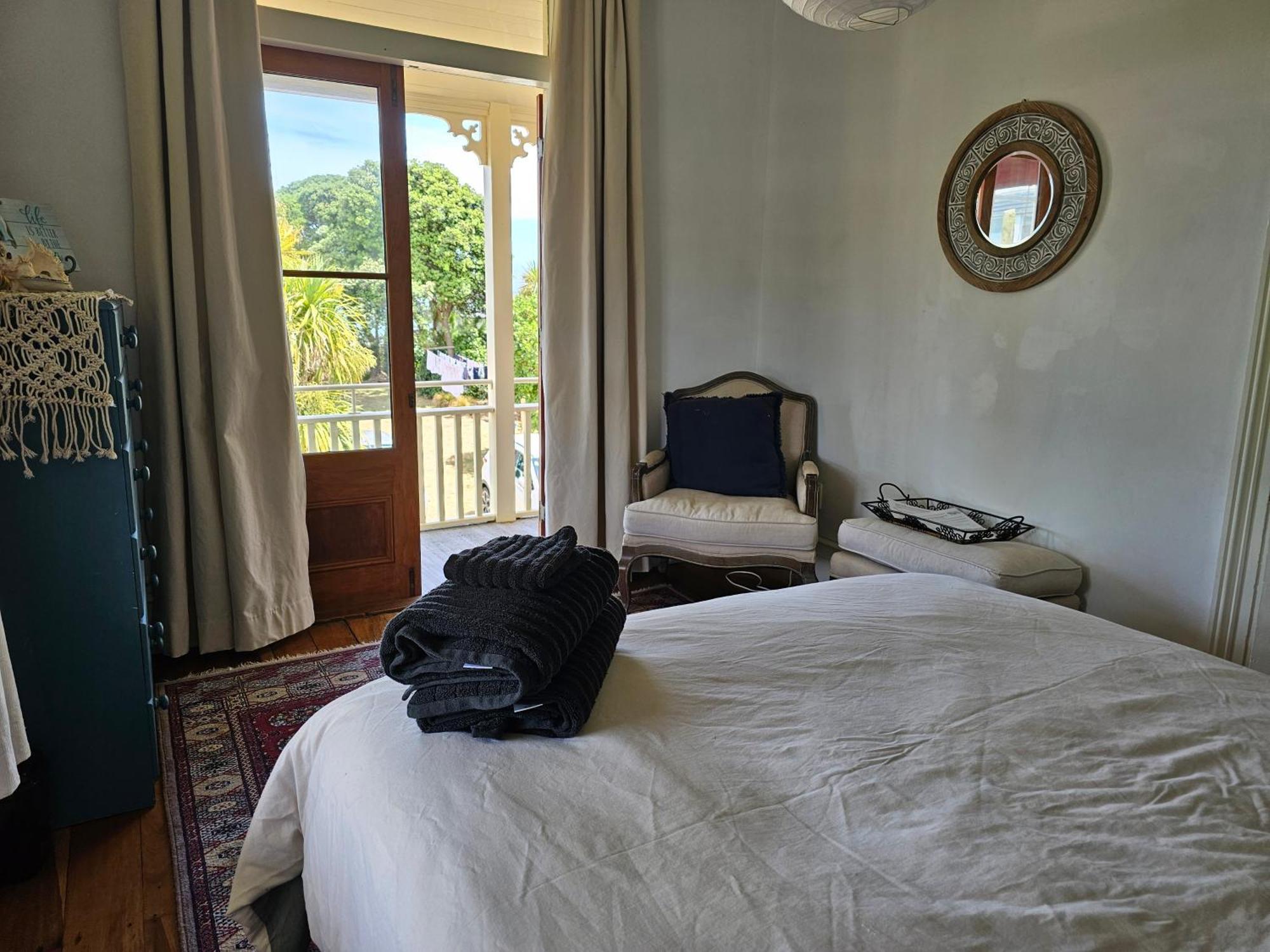 Brony'S Beachfront-Short And Long Term Stays Porirua Extérieur photo